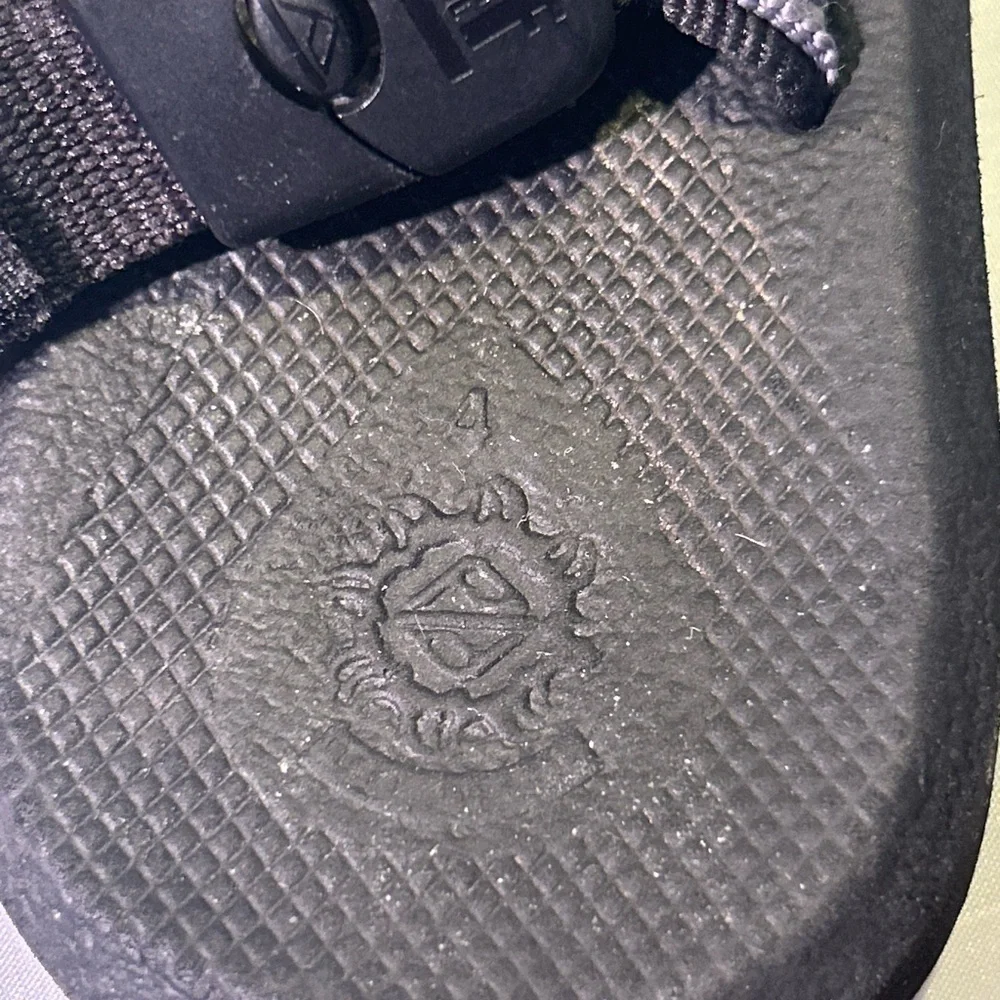 Reef Convertible Gray and Black Sandals Youth size 4